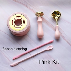 Peut inclure: Kit de sceau de cire rose avec un petit pot de fusion rose, une cuill&egrave;re &agrave; cire dor&eacute;e, un tampon de cire dor&eacute; et un outil de nettoyage rose. Le kit est &eacute;tiquet&eacute; "Pink Kit" et "Spoon cleaning".