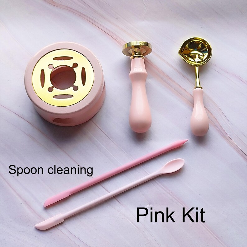 Peut inclure: Kit de sceau de cire rose avec un petit pot de fusion rose, une cuill&egrave;re &agrave; cire dor&eacute;e, un tampon de cire dor&eacute; et un outil de nettoyage rose. Le kit est &eacute;tiquet&eacute; "Pink Kit" et "Spoon cleaning".