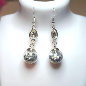 Boucles d&#39;oreilles boules argentées et strass transparents