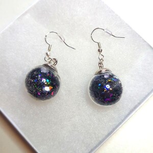 Nouvelles boucles d&#39;oreilles boules scintillantes noires et argentées faites main