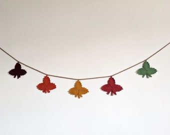 Guirlande de feuilles d’automne crochetées à la main