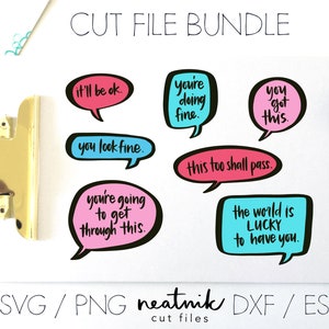 Op de afbeelding: Een verzameling digitale snijbestanden met tekstballonnen met positieve uitspraken zoals "Je redt het wel" en "Het komt goed". De tekstballonnen zijn roze en blauw met zwarte tekst. De tekst "CUT FILE BUNDLE" staat bovenaan.