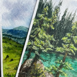 Peut inclure: Deux peintures &agrave; l'aquarelle de paysages. L'une repr&eacute;sente un champ vert et des montagnes bleues sous un ciel nuageux. L'autre montre des arbres verts et de l'eau turquoise. Les deux sont sur papier blanc.
