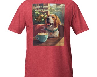 Pode incluir: Camiseta vermelha com um gráfico de um cachorro e uma xícara de café. A imagem inclui o texto: "Uma xícara de café compartilhada com um cachorro é um momento precioso." O cachorro usa uma coleira azul.