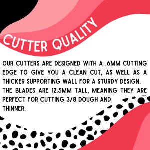 Puede incluir: Un fondo blanco con formas rosas y negras. El texto "CUTTER QUALITY" est&aacute; en letras blancas grandes y en negrita. El texto debajo dice: "NUESTROS CORTADORES EST&Aacute;N DISE&Ntilde;ADOS CON UN BORDE DE CORTE DE 0,6 MM PARA DARLE UN CORTE LIMPIO, AS&Iacute; COMO UNA PARED DE SOPORTE M&Aacute;S GRUESA PARA UN DISE&Ntilde;O ROBUSTO. LAS HOJAS TIENEN 12,5 MM DE ALTURA, LO QUE SIGNIFICA QUE SON PERFECTAS PARA CORTAR MASA DE 3/8 Y M&Aacute;S DELGADA."