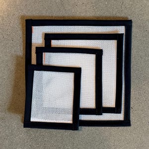 18 mesh zwarte blanco borduurcanvas Orange Line, Zweigart Mono Deluxe canvas met katoenen randen; 4 x 4, 5 x 5, 6 x 6, 7 x 7, 8 x 8, 10 x 10 +