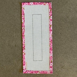 Chaveiro em branco, tela para bordado, malha 13 ou 18, linha laranja, Zweigart Mono, tela de luxo com bordas de tecido; pontos contados; 1,5&quot; x 8&quot;