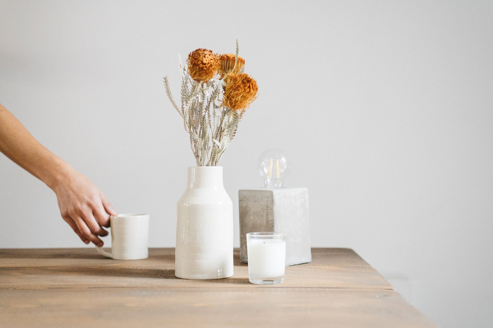 Vase de fleurs en grès uni blanc 