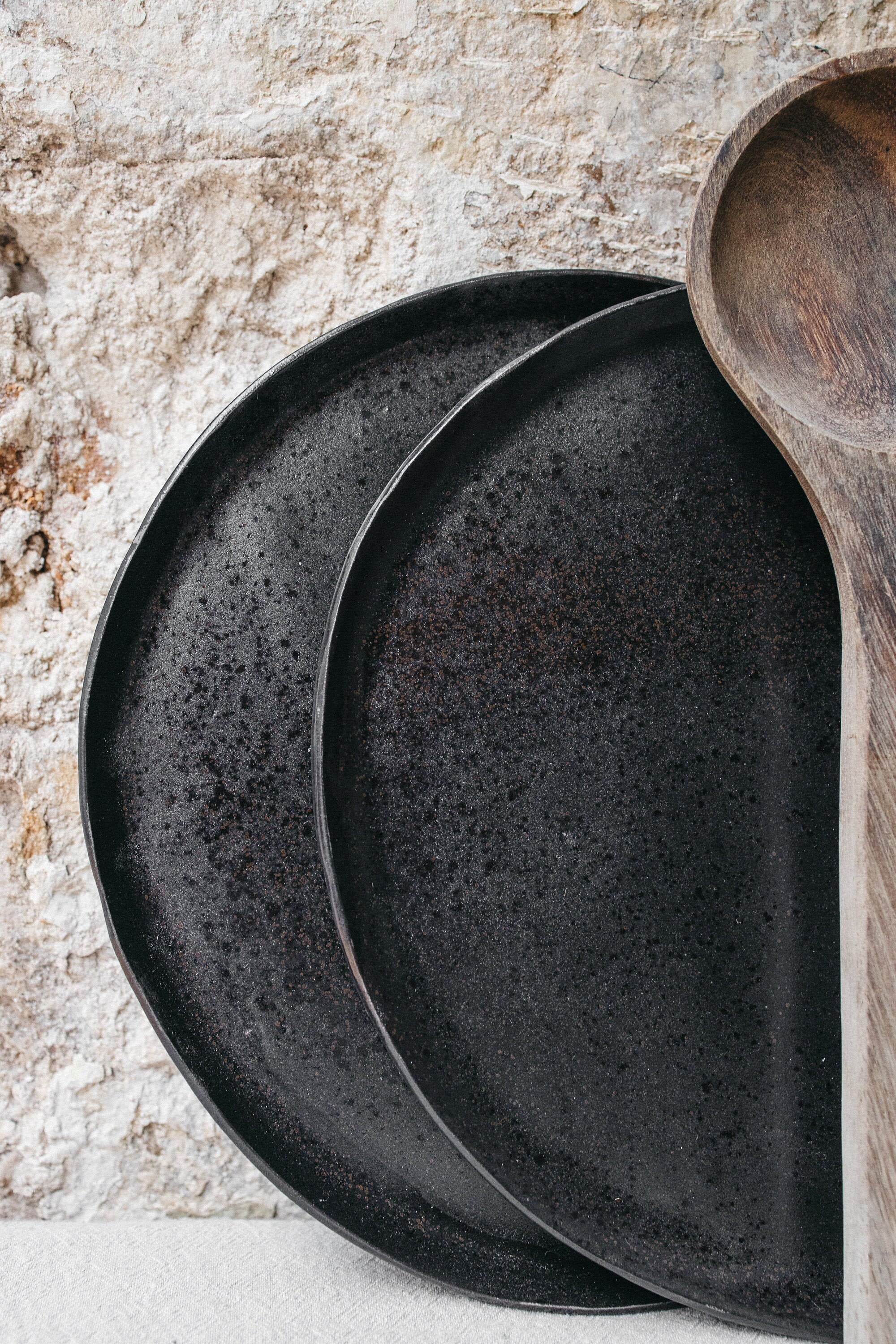 Assiette en Grès, Céramique Fait Main, Noire Mouchetée, Assiette Artisanale, Faite à La Stone Tablew