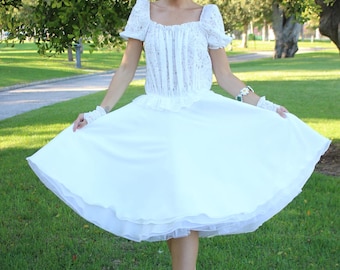 Vestido de novia corto con corpiño de encaje, falda de crepé, diseño nupcial único