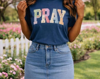 Camiseta azul marino con el lema "Pray": Edición de Pascua y Primavera (imitación de acolchado, lista para usar).
