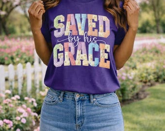 Camiseta morada "Salvados por su gracia": Edición de Pascua (imitación de acolchado, lista para usar)