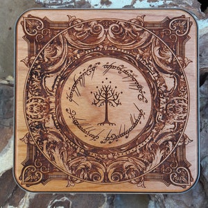 Accessoire technique pour anniversaire en bois | Cadeau unique pour elle et lui | Chargeur sans fil en bois avec calendrier aztèque | Gravure au laser | Charge rapide