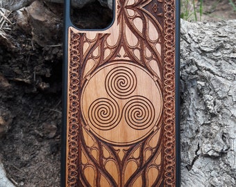 Funda de madera con espiral celta para iPhone 17, 16 y Galaxy S26 y S25, con trisquel grabado