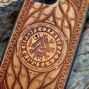 Elmo vichingo - Elmo del timore reverenziale - Mitologia norrena Custodia personalizzata per telefono 11 12 13 14 15 16 Pro Max - Galaxy S25-S20 Ultra Legno