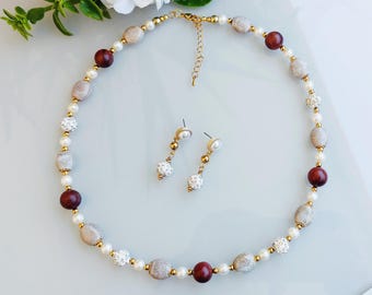 Collar y Aretes Hechos a Mano con Perlas, Cuentas de Madera y Dorado, Joyería Elegante Natural, Conjunto de Collar y pendientes de perlas