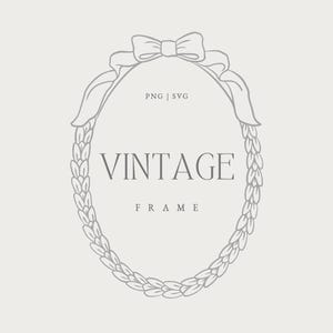 Könnte beinhalten: Ein Vintage-Rahmen mit einem grauen floralen Kranz und einer Schleife oben. Der Text "Vintage Frame" steht in der Mitte des Rahmens.