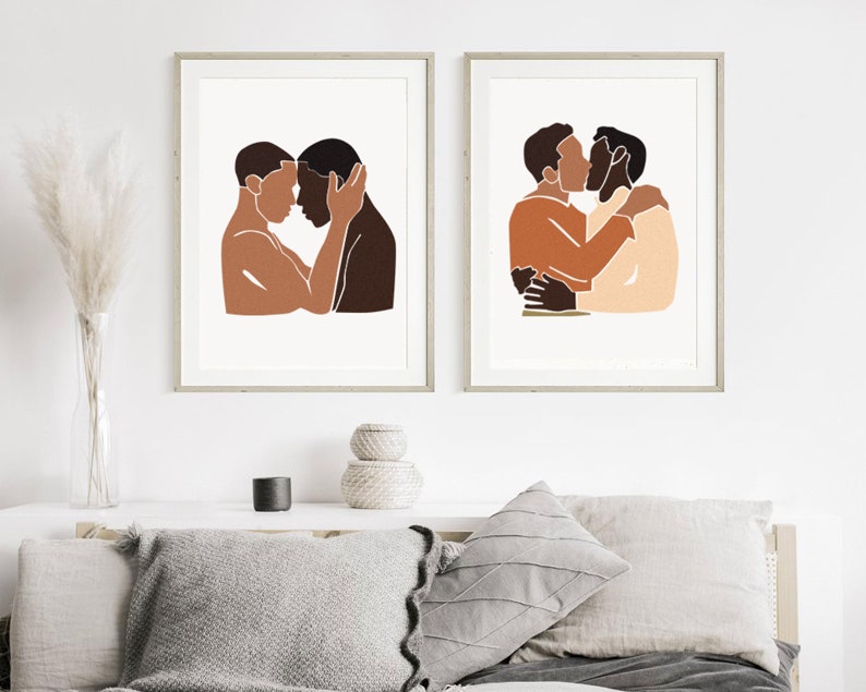 Puede incluir: Dos impresiones minimalistas de arte de l&iacute;nea de una pareja abraz&aacute;ndose. Las impresiones est&aacute;n enmarcadas en un marco de madera claro y est&aacute;n colgadas en una pared blanca.