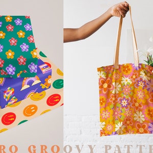 Puede incluir: Tres cajas de regalo envueltas en coloridos patrones retro. La caja superior tiene un fondo verde con flores moradas y rojas. La caja del medio tiene un fondo morado con dise&ntilde;os de arco&iacute;ris, caras sonrientes y cintas de casete. La caja inferior tiene un fondo naranja claro con caras sonrientes amarillas. Se muestra una bolsa de mano con un patr&oacute;n floral en el fondo.
