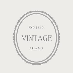 Op de afbeelding: Een digitale illustratie van een vintage frame in een lichtgrijze kleur. Het frame is ovaal van vorm met een geschulpte rand en bevat de tekst "VINTAGE FRAME" in een schreefletter. De afbeelding bevat ook de tekst "PNG | SVG" en "DIGITAL ILLUSTRATIONS".
