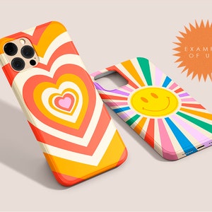 Puede incluir: Dos fundas para tel&eacute;fono con dise&ntilde;os coloridos. Una funda presenta un patr&oacute;n de coraz&oacute;n rojo, naranja y amarillo. La otra funda presenta un sol amarillo con una cara sonriente y rayos de arco&iacute;ris.
