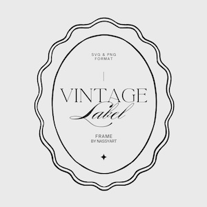 Puede incluir: Ilustración digital en blanco y negro de un marco de etiqueta vintage. El diseño presenta una forma ovalada con un borde festoneado, y las palabras "VINTAGE Label" están escritas en su interior. También se incluye el texto "SVG & PNG FORMAT".