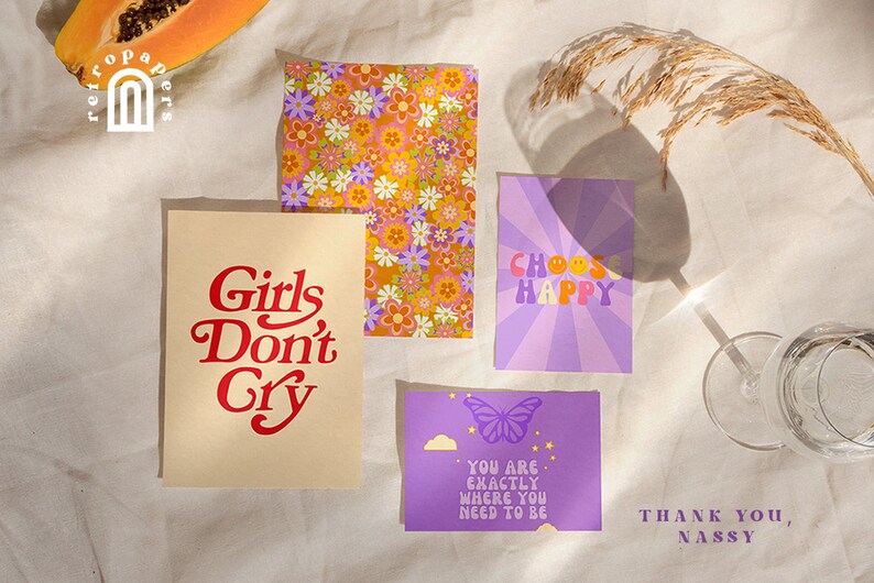 Puede incluir: Cuatro impresiones coloridas con mensajes inspiradores y un patr&oacute;n floral. Las impresiones tienen una est&eacute;tica retro de los a&ntilde;os 70 e incluyen el texto "Girls Don't Cry", "Choose Happy", "You Are Exactly Where You Need To Be", y "Thank You, Nassy".