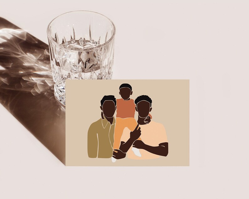 Puede incluir: Una ilustraci&oacute;n digital de tres personas, dos adultos y un ni&ntilde;o, de pie juntos. Los adultos llevan ambos camisas marrones y el ni&ntilde;o lleva una camisa naranja. El fondo es de color marr&oacute;n claro.