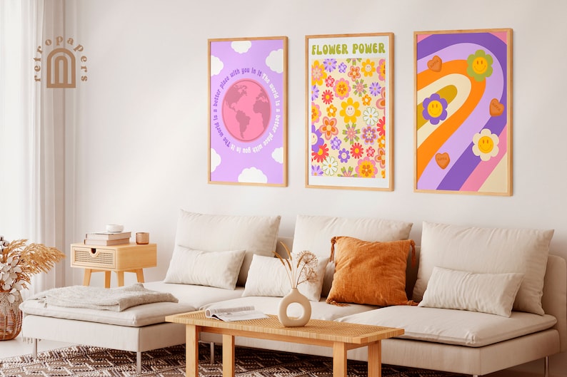 Puede incluir: Tres impresiones enmarcadas con una est&eacute;tica retro de los a&ntilde;os 70. La primera impresi&oacute;n presenta un globo terr&aacute;queo rosa con el texto "El mundo es un lugar mejor contigo en &eacute;l". La segunda impresi&oacute;n presenta un patr&oacute;n floral colorido con el texto "Flower Power". La tercera impresi&oacute;n presenta un arco&iacute;ris con caras sonrientes y corazones.