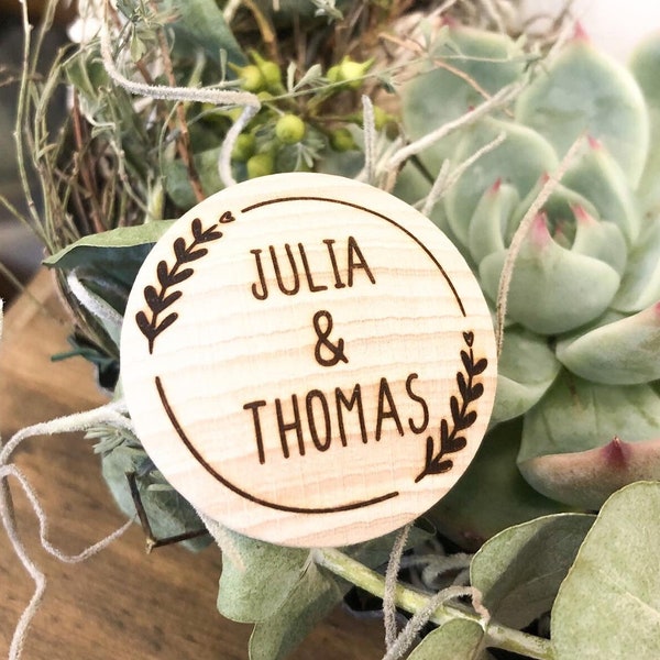 Hochzeitsanstecker aus Holz rund personalisiert (Schriftart Handgeschrieben)