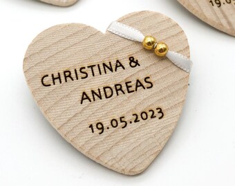 Hochzeitsanstecker aus Holz Herzform personalisiert mit Band und goldenen Perlen