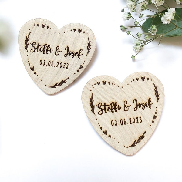 Epingle de mariage en bois forme coeur personnalisée avec motif floral