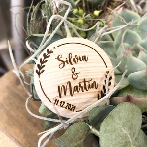 Personalized wooden wedding pin (calligraphy font)