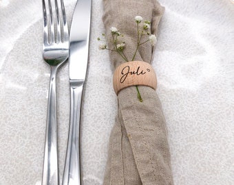Rond de serviette personnalisé avec nom en bois carte de place pour la table | police écriture avec cœur