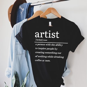 アーティストの定義シャツ 皮肉なシャツ アーティストへのギフト アーティストTシャツ アーティストへのギフト アーティストの誕生日プレゼント 面白いシャツ アート教師シャツ