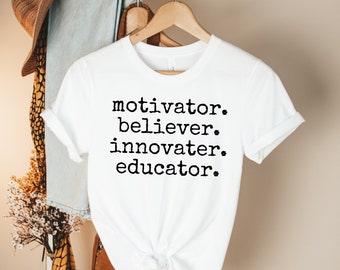 motivador. creyente. innovador. educador. Camisa inspiradora maestra de camisa maestra de camisa apreciación regalo para el maestro regalo unisex