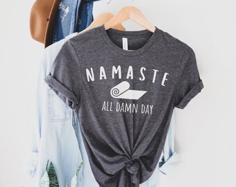 Namaste Shirt Geschenk für Yogi Yoga Liebhaber Shirt Meditation Shirt Yoga Tee Lustiges Yoga Shirt Gym Shirt Frauen Yoga Shirt Namaste All Damn Day