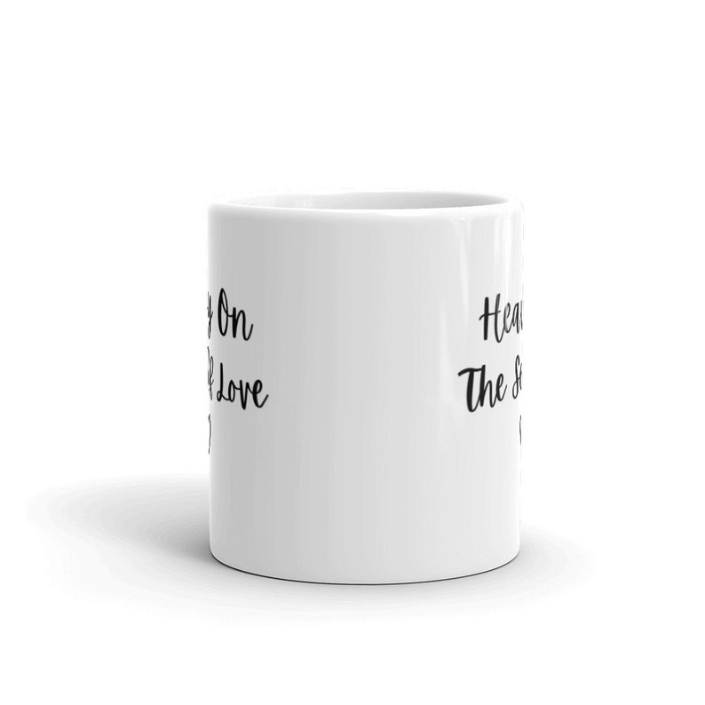 K&ouml;nnte beinhalten: Wei&szlig;e Keramiktasse mit schwarzem Text, der "Hold on to the love you have" lautet.