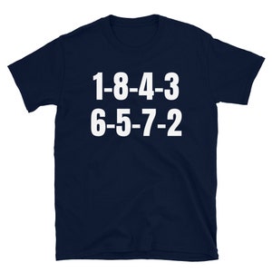 Peut inclure: T-shirt bleu marine avec un texte blanc qui dit "1-8-4-3 6-5-7-2".