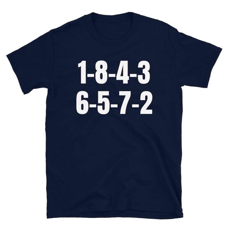 Peut inclure: T-shirt bleu marine avec un texte blanc qui dit "1-8-4-3 6-5-7-2".