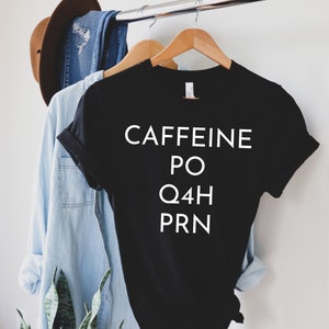 Cafeína PO Q4H PRN Enfermera Camisa esencial trabajadores sanitarios trabajador trabajador esencial enfermera enfermera regalo regalo regalo para enfermera registrada