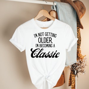 I&#39;m Not Old I&#39;m Becoming a Classic shirt classic t-shirt verjaardagscadeau voor hem cadeau voor haar grappige verjaardagscadeau grappig cadeau voor opa