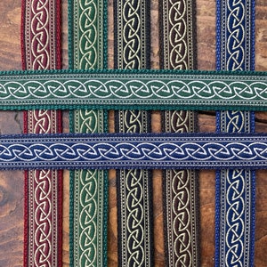 Peut inclure: Huit couleurs différentes de galon tissé avec un motif de nœud celtique. Le galon est fait d'un tissu tissé avec un fil doré qui le traverse. Le galon est disponible en rouge, vert, noir, marron, bleu et plus encore.