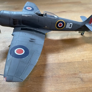 Modelo Sea Fury - Hawker Sea Fury FB11 - modelo 1/48 levemente envelhecido para exibição