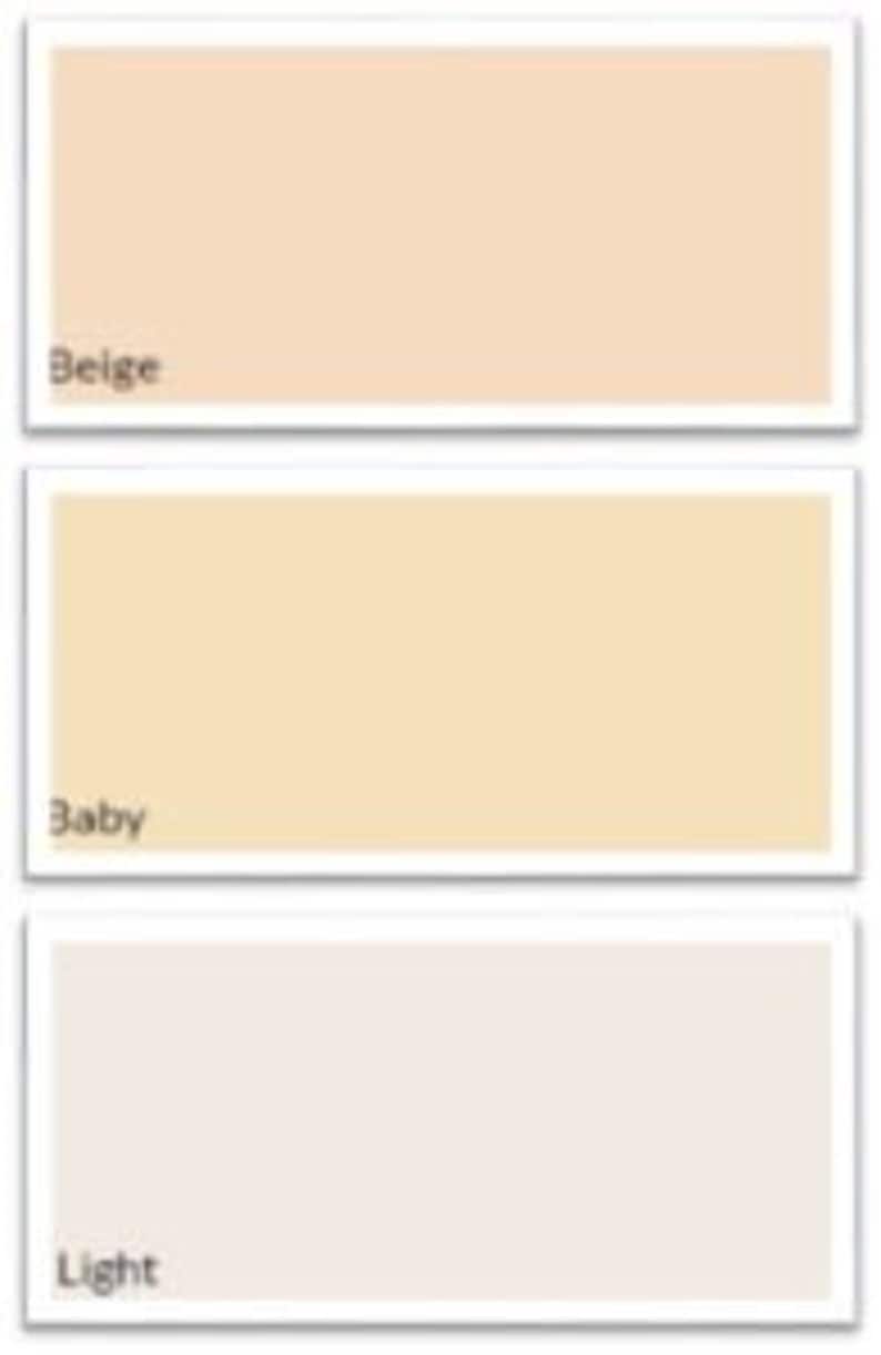Pu&ograve; includere: Tre campioni di colore rettangolari etichettati "Beige", "Baby" e "Light". Il campione "Beige" &egrave; un beige chiaro, il campione "Baby" &egrave; un giallo pallido e il campione "Light" &egrave; un color crema molto chiaro.