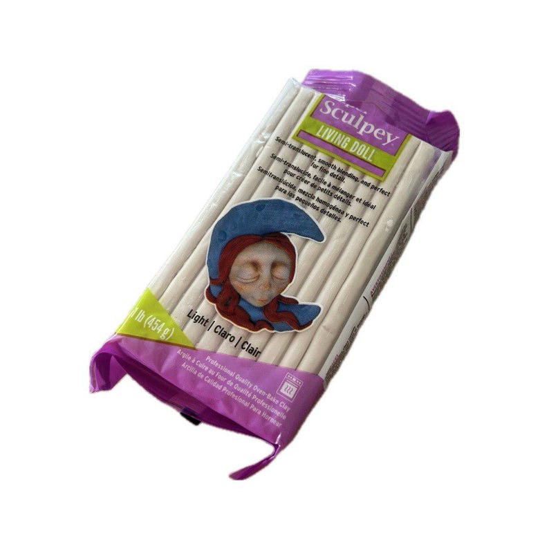 Pu&ograve; includere: Una confezione di argilla polimerica Sculpey Living Doll di colore chiaro. La confezione &egrave; viola e bianca, con testo e un'illustrazione del volto di una bambola. Contiene 454 g di argilla.