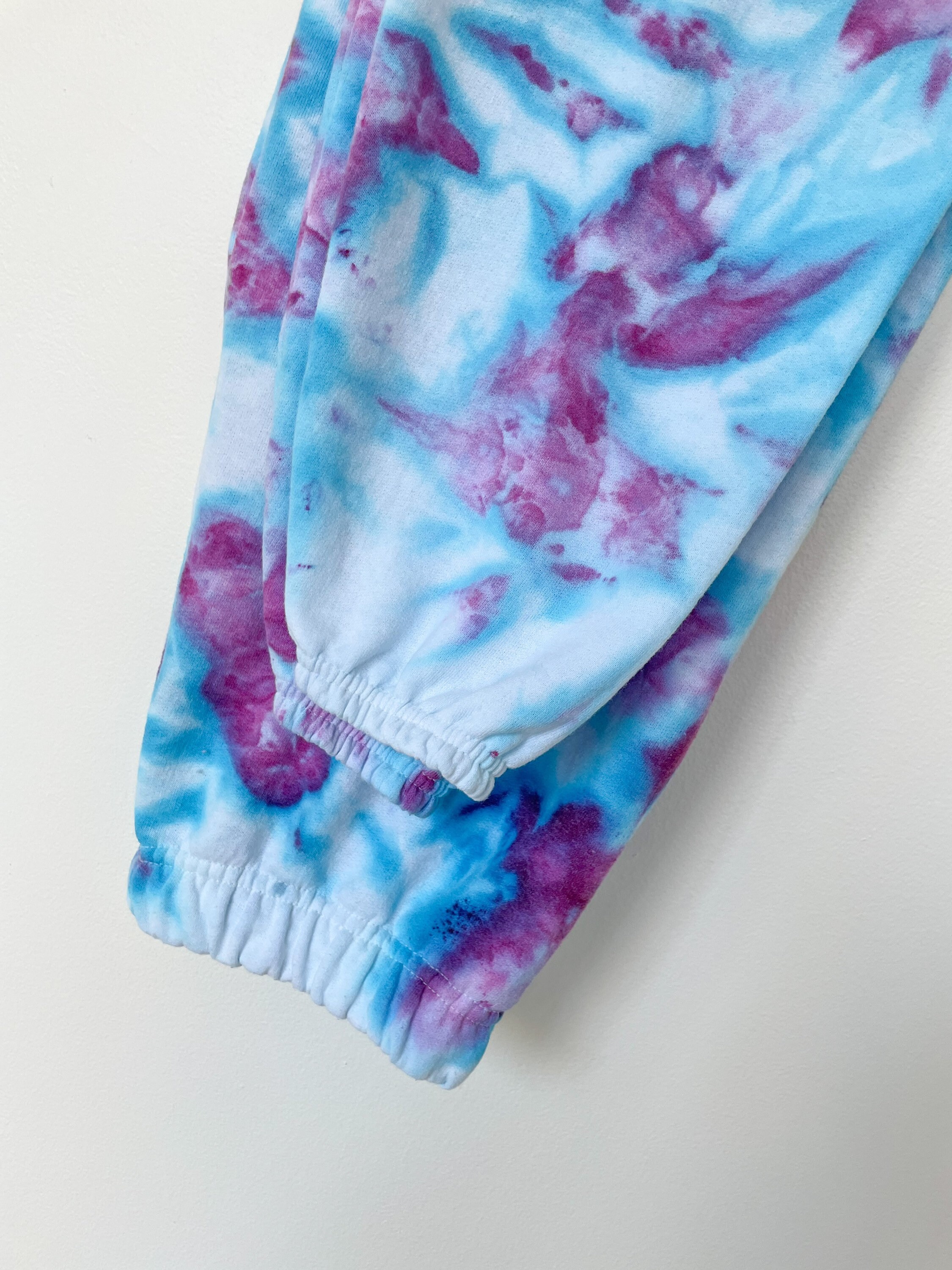 tie dye matching sweatshirt and sweatpants