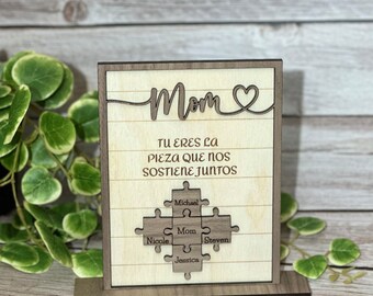 Mother’s Day Puzzle Sign, Personalized Mom Sign, Piece that holds us together, Mother’s Day Gift, Personalized Custom Gift, Spanish Version