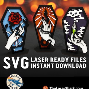 Puede incluir: Tres adornos de madera en forma de ataúd cortados con láser con diferentes diseños. El primero presenta una rosa roja y una mano con una gota de sangre. El segundo presenta una serpiente y una mano. El tercero presenta una calavera y una mano sosteniendo una botella. El texto "SVG LASER READY FILES INSTANT DOWNLOAD" está debajo de los adornos.