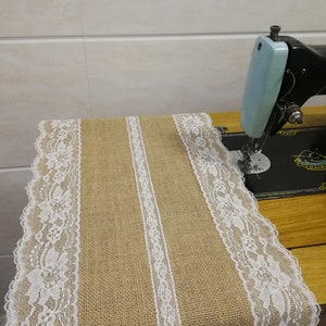 Corredor de mesa de encaje blanco, corredor de mesa de arpillera, boda de corredor de mesa de vacaciones